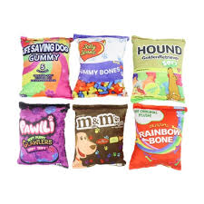 لعبة الكلب المحشوة نعومي براون وزجاجة البيرة الحمراء