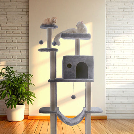 منصة شجرة القطط مع خدوش داخلية وأعمدة كبيرة